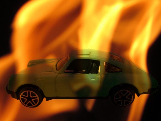燃える車のイメージ